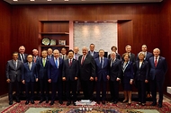 이재명 대통령이 25일(현지시간) 미국 워싱턴DC 전략국제문제연구소(CSIS)에서 열린 정책 연설에 참석하며 존 햄리 CSIS 소장과 악수하고 있다. 
