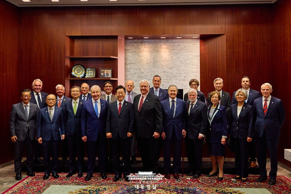이재명 대통령이 25일(현지시간) 미국 워싱턴DC 전략국제문제연구소(CSIS)에서 열린 정책 연설에 참석하며 존 햄리 CSIS 소장과 악수하고 있다. 
