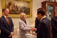 이재명 대통령이 25일(현지시간) 미국 워싱턴DC 백악관에서 열린 한·미 정상회담에 앞서 미국 측 수행원과 악수하고 있다. 