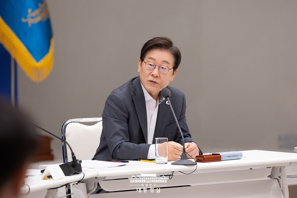 이재명 대통령이 1일 서울 용산 대통령실 청사에서 열린 전국 시·도지사 간담회에서 발언을 하고 있다.
