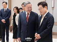 이재명 대통령이 11일 서울 용산 대통령실 청사에서 국빈 방한한 또 럼 베트남 당서기장과 대화를 하고 있다.
