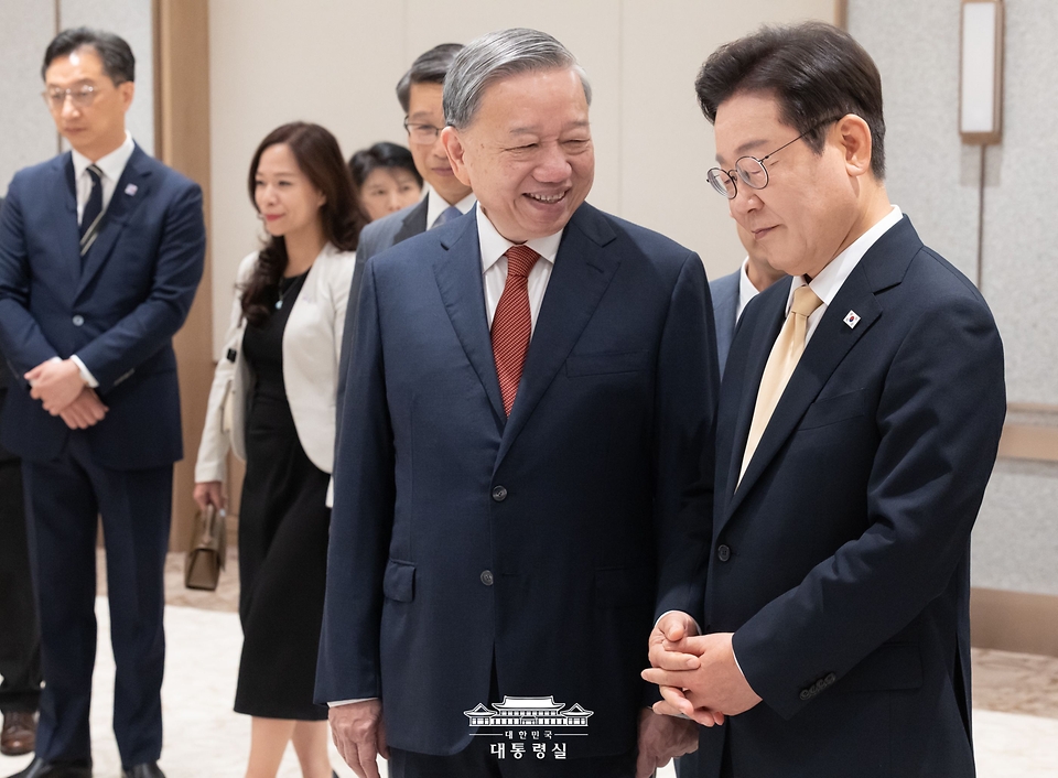 이재명 대통령이 11일 서울 용산 대통령실 청사에서 국빈 방한한 또 럼 베트남 당서기장과 대화를 하고 있다.
