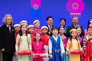 이재명 대통령이 11일 청와대 영빈관에서 열린 베트남 당서기장 국빈방한 기념 국빈만찬에서 또 럼 베트남 당서기장과 기념촬영을 하고 있다.
