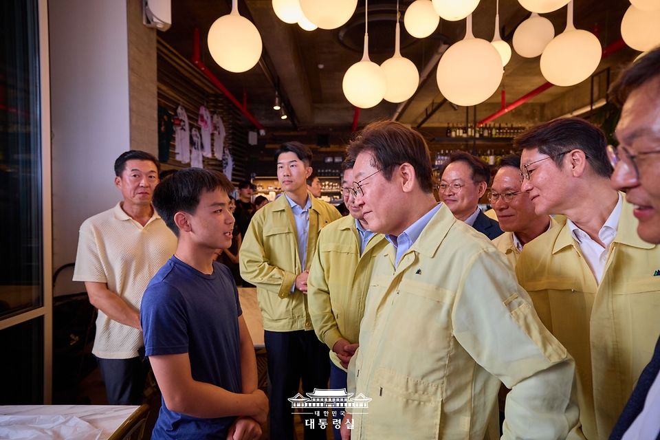이재명 대통령이 30일 강원 강릉시 경포대 인근 음식점을 찾아 가뭄으로 인한 피해 상황을 청취하고 있다.