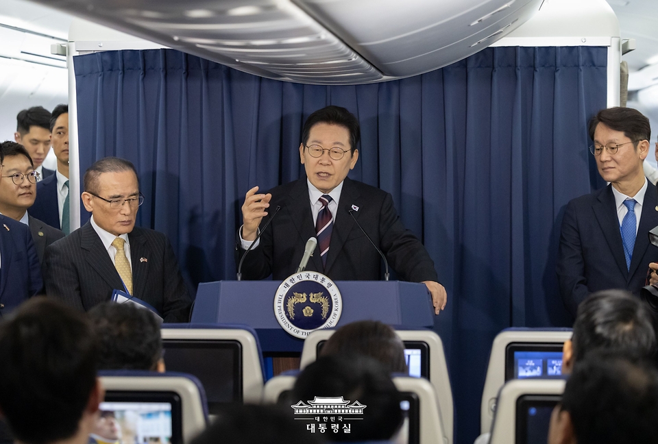이재명 대통령이 24일(현지시간) 한·일정상회담을 마치고 일본 도쿄에서 미국 워싱턴DC로 향하는 공군 1호기에서 기내 기자간담회를 하고 있다.
