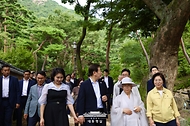 이재명 대통령과 김혜경 여사가 17일 서울 은평구 진관사를 방문하고 있다. 
