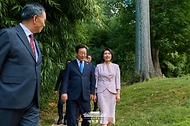 이재명 대통령과 김혜경 여사가 26일(현지시간) 미국 펜실베이니아주 필라델피아의 서재필 기념관을 방문해 시설을 둘러보고 있다.