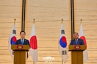 이재명 대통령과 이시바 시게루 일본 총리가 23일 오후(현지시간) 일본 도쿄 총리 관저에서 한·일 정상 공동 언론 발표를 하고 있다.
