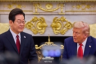 이재명 대통령이 25일(현지시간) 미국 워싱턴DC 백악관에서 도널드 트럼프 미국 대통령과 한·미 정상회담을 하고 있다.
