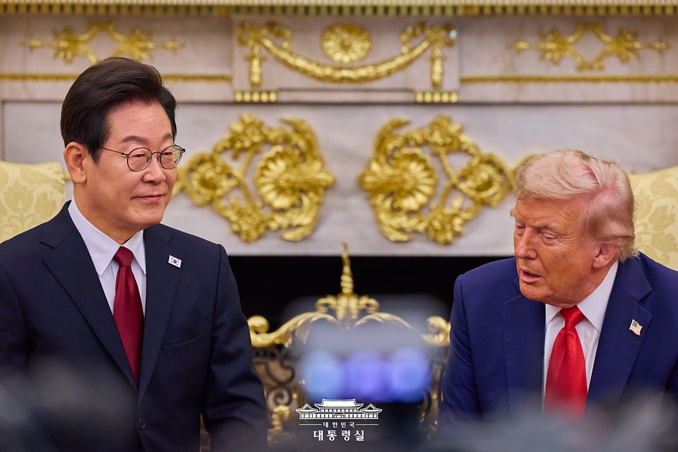 이재명 대통령이 25일(현지시간) 미국 워싱턴DC 백악관에서 도널드 트럼프 미국 대통령과 한·미 정상회담을 하고 있다.
