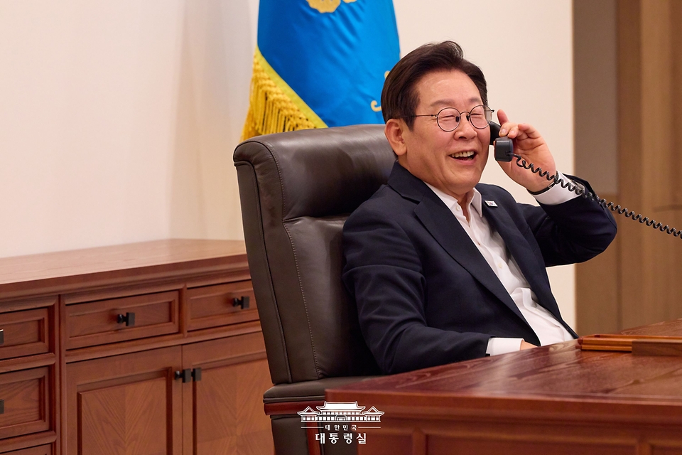 이재명 대통령이 11일 서울 용산 대통령실 청사에서 딕 스코프 네덜란드 총리와 전화 통화를 하고 있다. 
