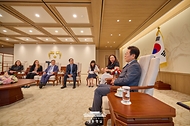 이재명 대통령이 18일 서울 용산 대통령실 청사에서 태미 덕워스(민주·일리노이) 미국 연방 상원의원과 앤디 김(민주·뉴저지) 상원의원과 대화하고 있다.
