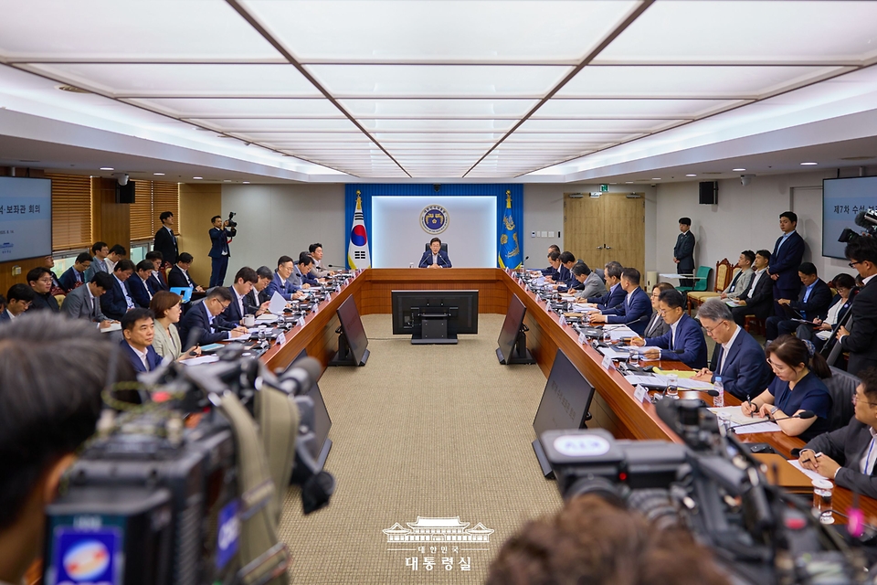 이재명 대통령이 14일 서울 용산 대통령실 청사에서 열린 제7회 수석·보좌관 회의를 주재하고 있다.
