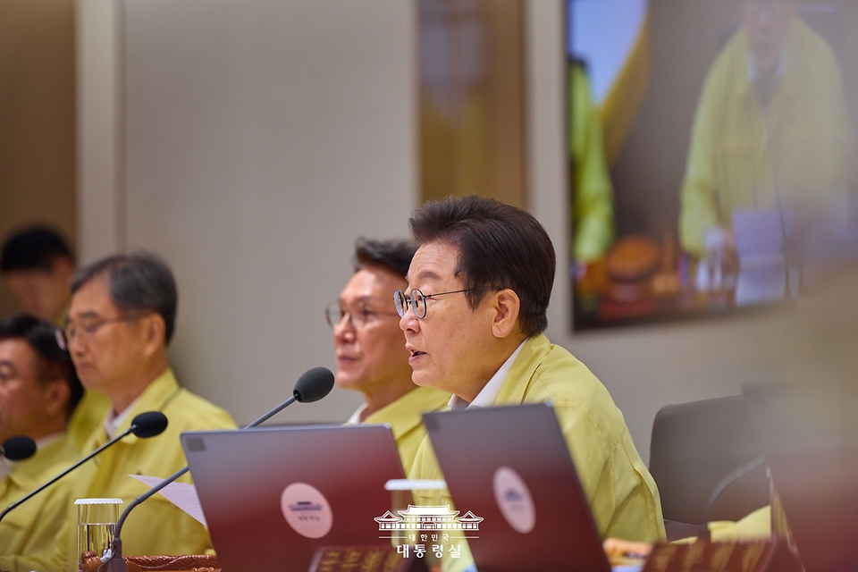 이재명 대통령이 18일 서울 용산 대통령실 청사에서 열린 국무회의에서 발언하고 있다.
