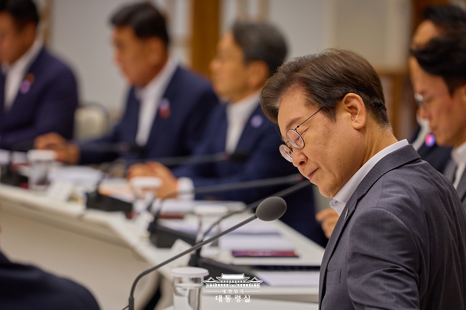 이재명 대통령이 1일 서울 용산 대통령실 청사에서 열린 전국 시·도지사 간담회에서 생각에 잠겨 있다.
