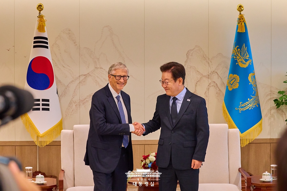 이재명 대통령이 21일 서울 용산 대통령실에서 빌 게이츠 게이츠재단 이사장과 악수하고 있다. 
