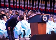 이재명 대통령이 15일 서울 종로구 세종문화회관에서 열린 제80주년 광복절 경축식에서 인사를 하고 있다.
