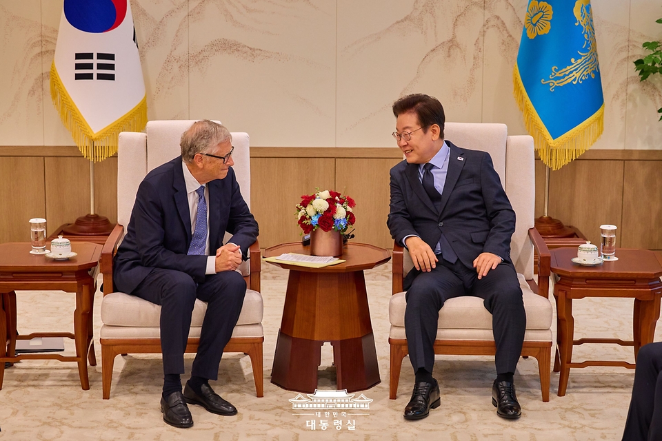 이재명 대통령이 21일 서울 용산 대통령실에서 빌 게이츠 게이츠재단 이사장과 대화하고 있다.
