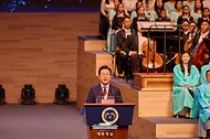 이재명 대통령이 15일 서울 종로구 세종문화회관에서 열린 제80주년 광복절 경축식에서 경축사를 하고 있다.
