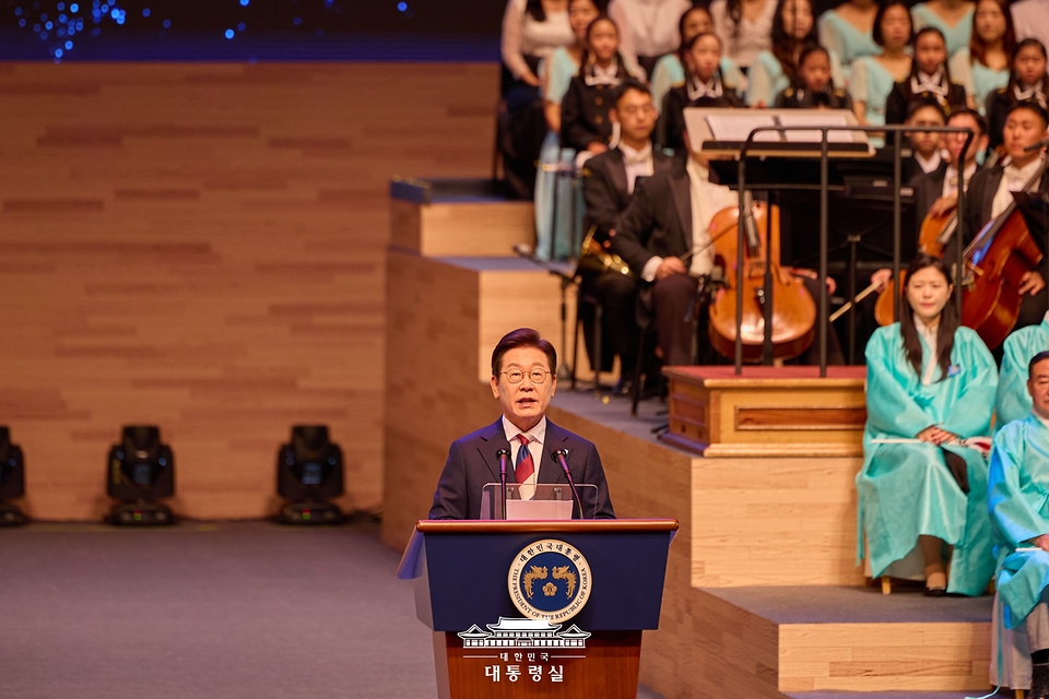 이재명 대통령이 15일 서울 종로구 세종문화회관에서 열린 제80주년 광복절 경축식에서 경축사를 하고 있다.
