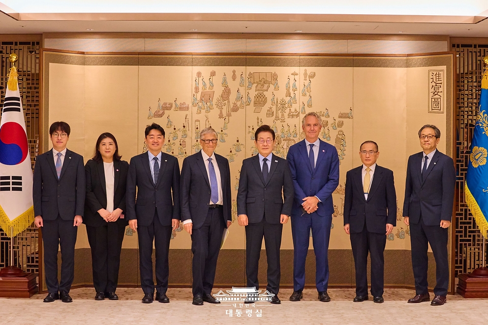 이재명 대통령이 21일 서울 용산 대통령실에서 빌 게이츠 게이츠재단 이사장과 기념촬영을 하고 있다. 
