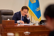 이재명 대통령이 4일 서울 용산 대통령실 청사 집무실에서 오흐나 후렐수흐 몽골 대통령과 전화 통화를 하고 있다.