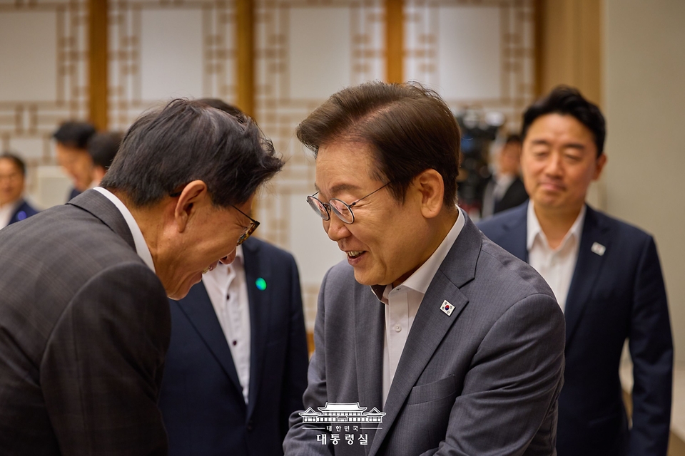 이재명 대통령이 1일 서울 용산 대통령실 청사에서 열린 전국 시·도지사 간담회에 참석하며 인사를 나누고 있다.
