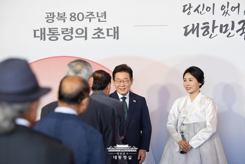이재명 대통령과 부인 김혜경 여사가 14일 청와대 영빈관에서 열린 ‘광복 80주년, 대통령의 초대’ 행사에서 참석자들과 인사를 하고 있다.
