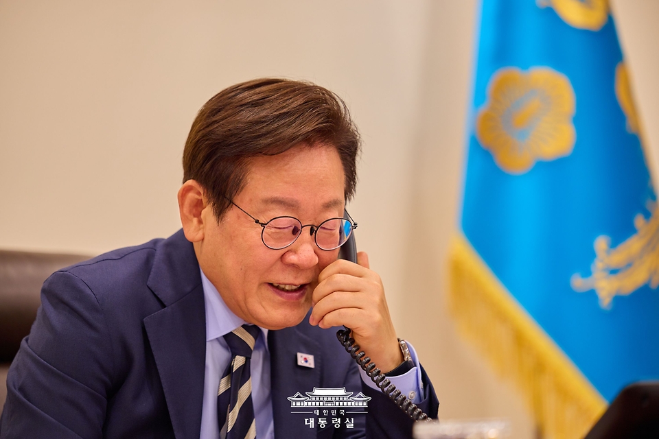 이재명 대통령이 29일 서울 용산 대통령실 청사 집무실에서 세르다르 베르디무하메도프 투르크메니스탄 대통령과 전화 통화를 하고 있다.
