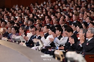 이재명 대통령과 부인 김혜경 여사가 15일 서울 종로구 세종문화회관에서 열린 제80주년 광복절 경축식에서 박수를 치고 있다.
