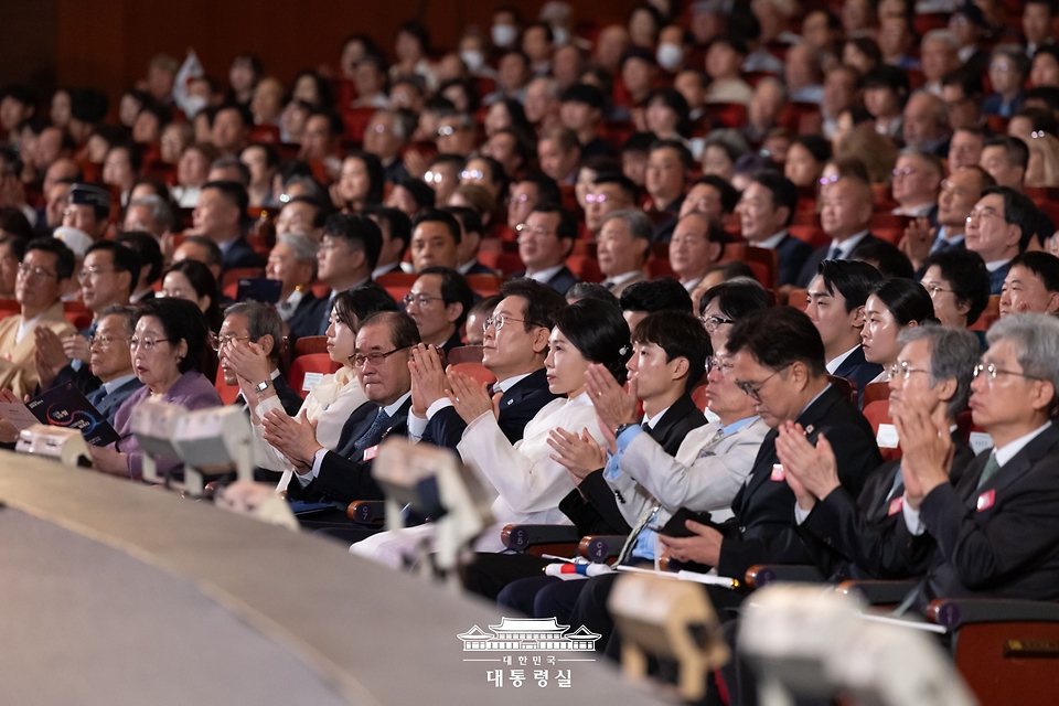 이재명 대통령과 부인 김혜경 여사가 15일 서울 종로구 세종문화회관에서 열린 제80주년 광복절 경축식에서 박수를 치고 있다.
