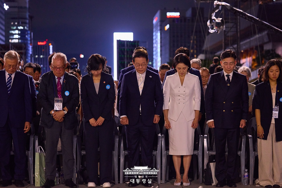이재명 대통령과 부인 김혜경 여사가 15일 서울 세종대로 광화문광장에서 열린 '광복 80년, 국민 주권으로 미래를 세우다' 제21대 대통령 국민 임명식에서 묵념을 하고 있다.
