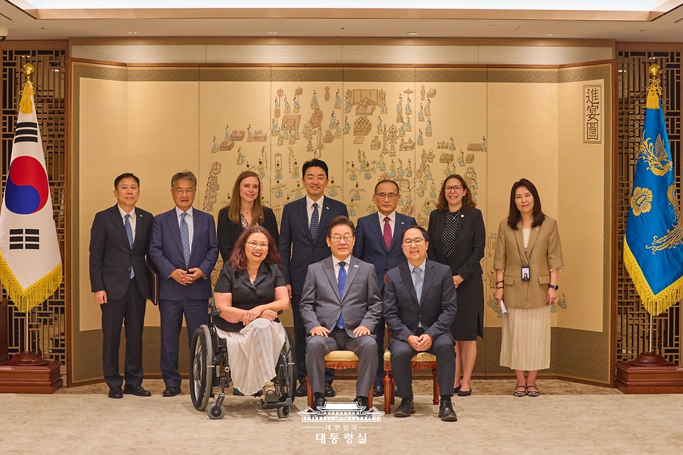 이재명 대통령이 18일 서울 용산 대통령실 청사에서 태미 덕워스(민주·일리노이) 미국 연방 상원의원과 앤디 김(민주·뉴저지) 상원의원과 기념촬영을 하고 있다.
