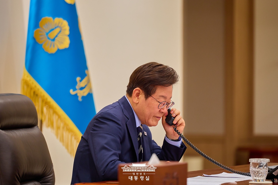 이재명 대통령이 29일 서울 용산 대통령실 청사 집무실에서 세르다르 베르디무하메도프 투르크메니스탄 대통령과 전화 통화를 하고 있다.