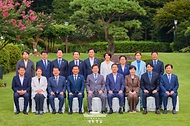 이재명 대통령이 20일 서울 한남동 관저에서 정청래 대표, 김병기 원내대표 등 더불어민주당 신임 지도부와 가진 만찬에서 기념촬영을 하고 있다.

