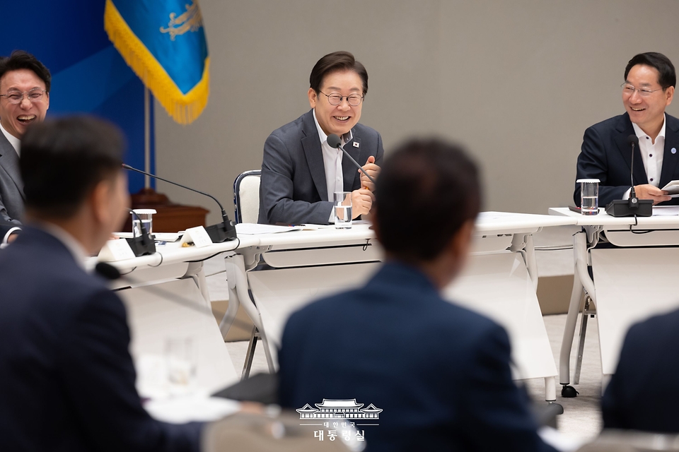 이재명 대통령이 1일 서울 용산 대통령실 청사에서 열린 전국 시·도지사 간담회에서 미소를 짓고 있다. 
