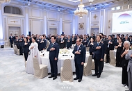 이재명 대통령과 부인 김혜경 여사가 14일 청와대 영빈관에서 열린 ‘광복 80주년, 대통령의 초대’ 행사에서 국민의례를 하고 있다.
