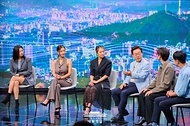 이재명 대통령이 20일 서울 서초구 아리랑국제방송에서 녹화되는 특별 프로그램 '케이팝 더 넥스트 챕터(K-Pop:The Next Chapter)'에 출연해 넷플릭스 애니메이션 '케이팝 데몬 헌터스'(케데헌) 메기 강 감독, 걸그룹 트와이스 멤버 등 출연진들과 K팝 산업의 미래에 관해 논의하고 있다. 

