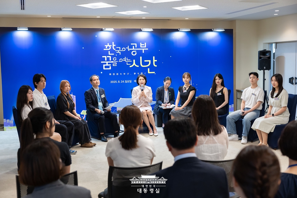 김혜경 여사가 24일(현지시간) 일본 도쿄 메지로대학교를 방문해 한국어학과 학생들과 대화를 하고 있다. 
