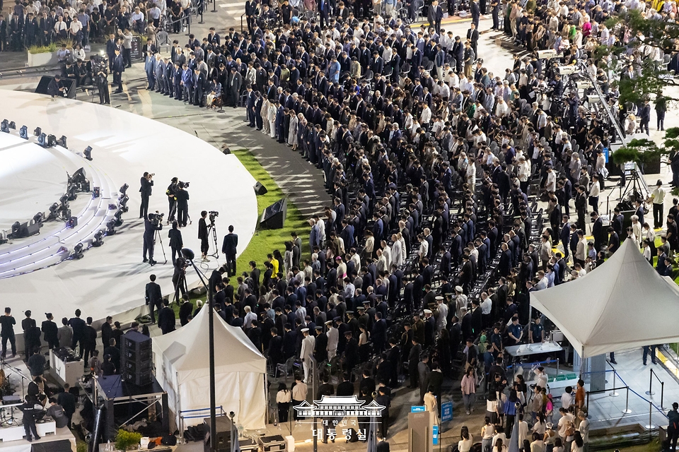 이재명 대통령이 15일 서울 세종대로 광화문광장에서 열린 '광복 80년, 국민 주권으로 미래를 세우다' 제21대 대통령 국민 임명식에서 묵념을 하고 있다.
