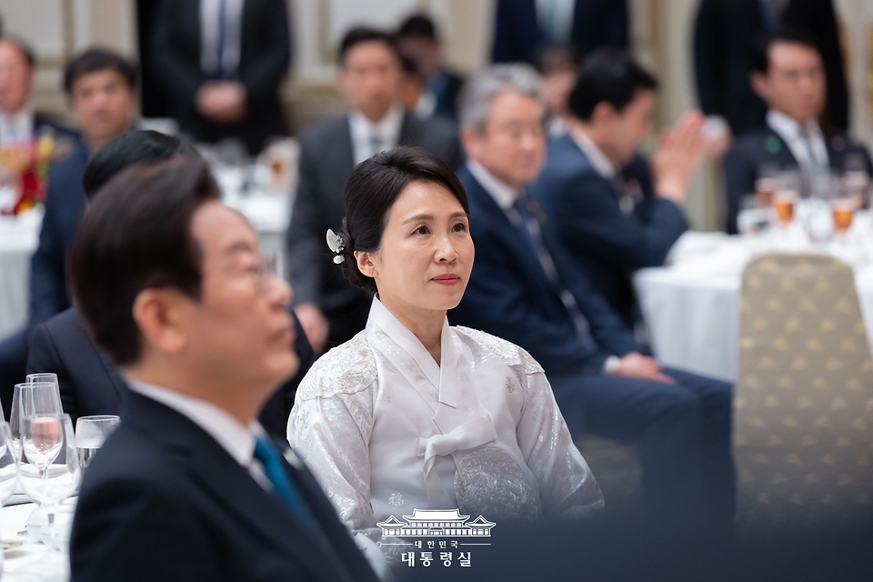이재명 대통령과 부인 김혜경 여사가 11일 청와대 영빈관에서 열린 베트남 당서기장 국빈방한 기념 국빈만찬에서 답사를 듣고 있다.
