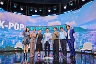 이재명 대통령이 20일 서울 서초구 아리랑국제방송에서 녹화되는 특별 프로그램 '케이팝 더 넥스트 챕터(K-Pop:The Next Chapter)'에 출연해 넷플릭스 애니메이션 '케이팝 데몬 헌터스'(케데헌) 메기 강 감독, 걸그룹 트와이스 멤버 등 출연진들과 K팝 산업의 미래에 관해 논의하고 있다. 
