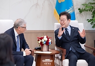 이재명 대통령이 21일 서울 용산 대통령실에서 빌 게이츠 게이츠재단 이사장과 대화하고 있다.
