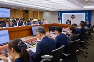 이재명 대통령이 14일 서울 용산 대통령실 청사에서 열린 제7회 수석·보좌관 회의에서 자료를 보고 있다.
