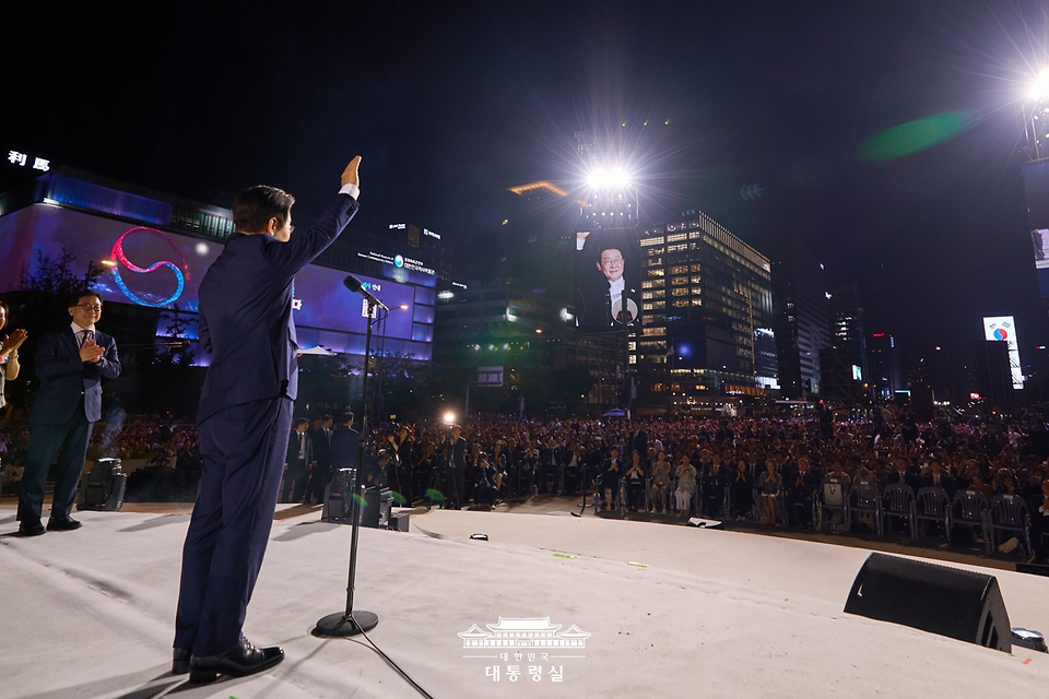 이재명 대통령이 15일 서울 세종대로 광화문광장에서 열린 '광복 80년, 국민 주권으로 미래를 세우다' 제21대 대통령 국민 임명식에서 국민 대표 80인이 참여한 임명장을 전달 받은 후 인사를 하고 있다. 
