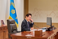 이재명 대통령이 16일 서울 용산 대통령실 청사에서 아누틴 찬위라꾼 태국 총리와 통화하고 있다.