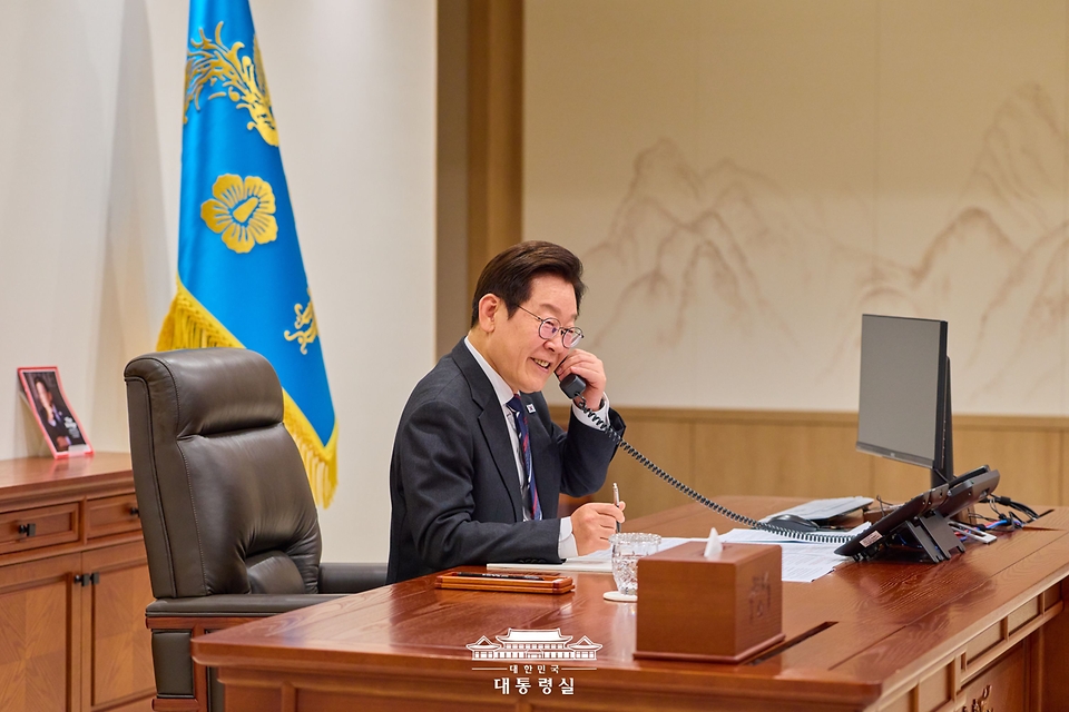이재명 대통령이 16일 서울 용산 대통령실 청사에서 아누틴 찬위라꾼 태국 총리와 통화하고 있다.
