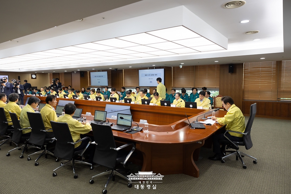 이재명 대통령이 21일 서울 용산 대통령실 청사에서 열린 제8회 수석·보좌관 회의를 주재하고 있다.
