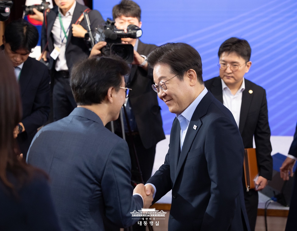 이재명 대통령이 31일 서울 종로구 정부서울청사에서 열린 '국민주권시대 공직자의 길' 고위공직자 워크숍에서 참석자들과 인사를 나누고 있다.