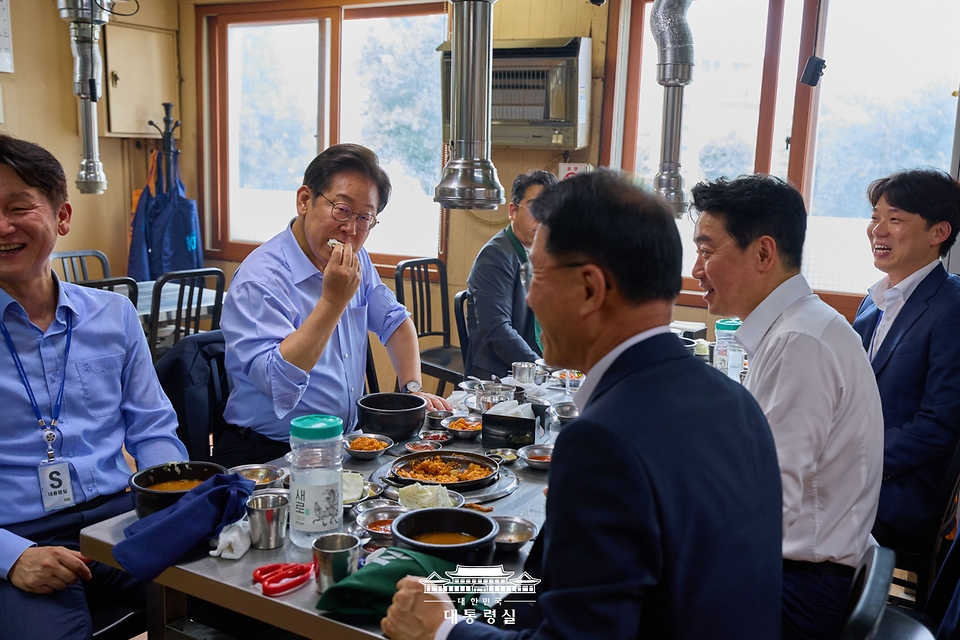 이재명 대통령이 31일 서울 용산 대통령실 인근 식당에서 강훈식 비서실장을 비롯한 참모진들과 점식식사를 하고 있다.